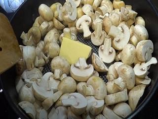Курячі котлети з картоплею у грибному соусі4