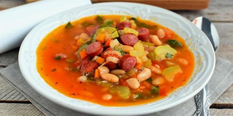 Суп з ковбасками та помідорами