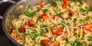 Спагеті з помідорами та зеленню