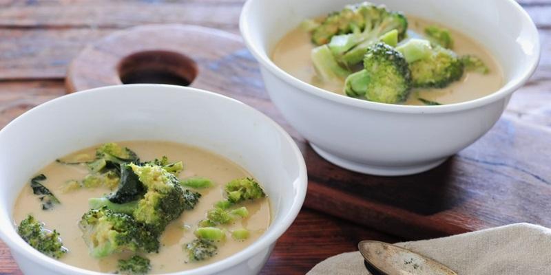 Вершковий суп з куркою та броколі